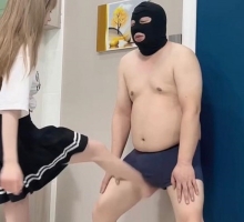 碎蛋不良女高中生被富二代花重金请来踢碎自己蛋