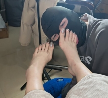 小红书闺蜜玛卡主人银色镜面美甲羞辱脚奴舔脚后回去跟女朋友亲嘴9870